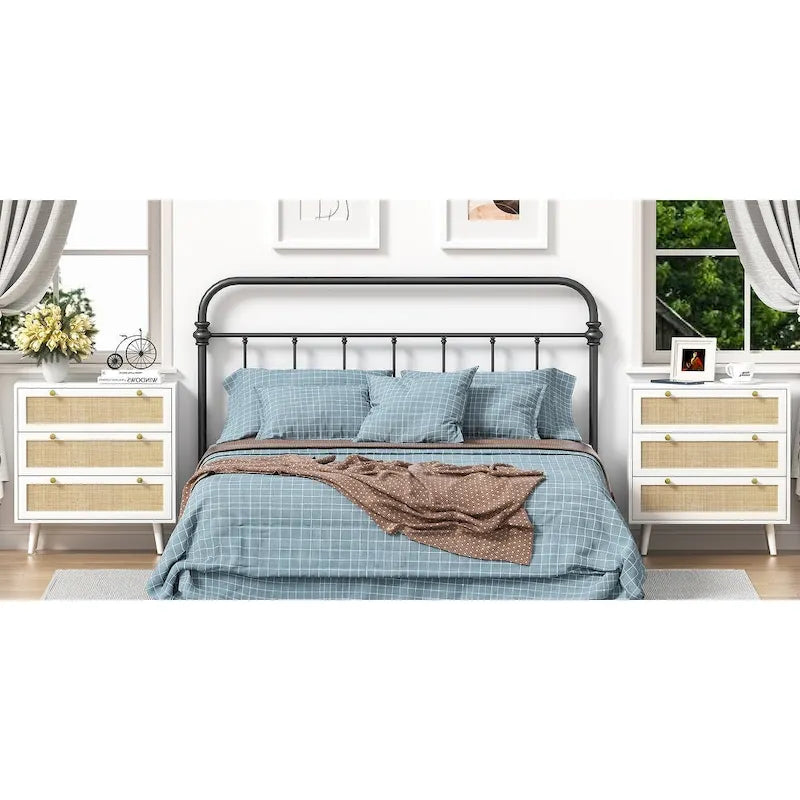 Weiße Kommode im Mid-Century-Modern-Stil mit 3 Schubladen, Rattankommode und Aufbewahrungsmöbel fürs Schlafzimmer