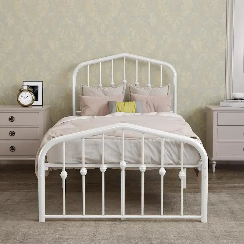 Estructura de cama con plataforma de metal y cabecera vintage