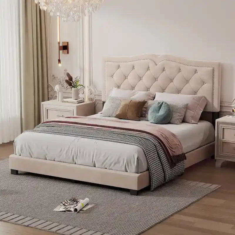 Cama con plataforma tapizada en terciopelo y cabecera capitoné