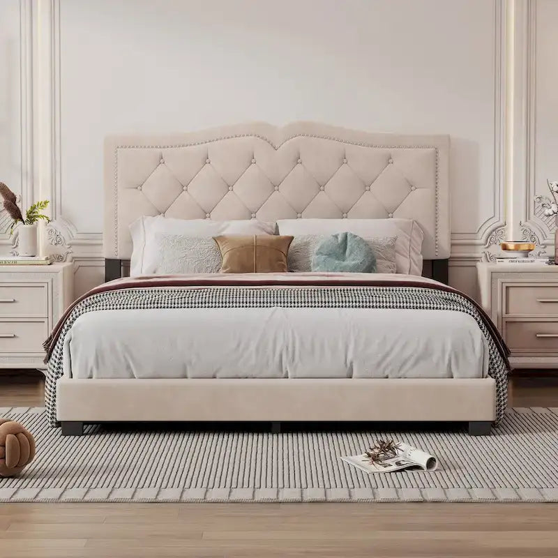 Cama con plataforma tapizada en terciopelo y cabecera capitoné