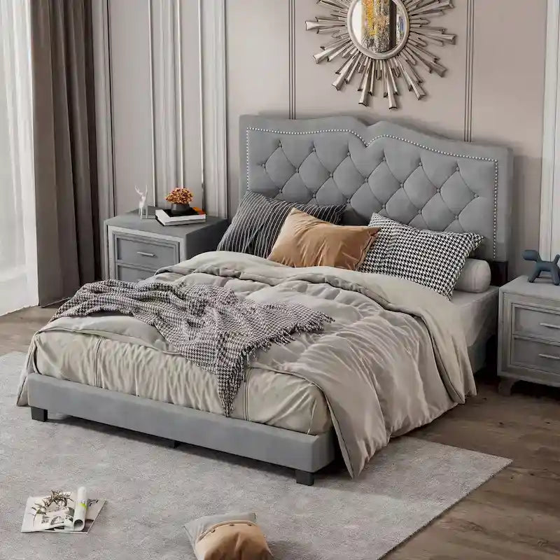 Cama con plataforma tapizada en terciopelo y cabecera capitoné