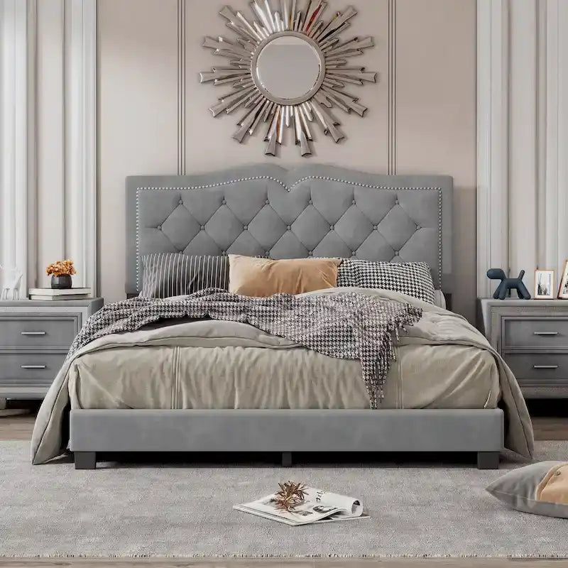 Cama con plataforma tapizada en terciopelo y cabecera capitoné