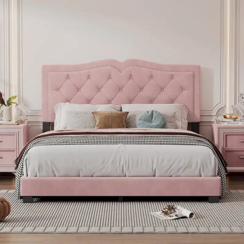 Cama con plataforma tapizada en terciopelo y cabecera capitoné