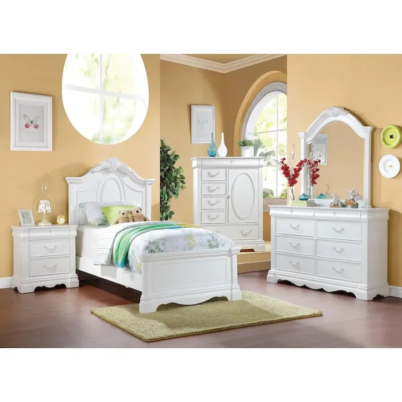 Cama de madera con cabecera arqueada en acabado blanco